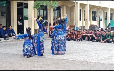 Persembahan Tarian Warak Dugder oleh siswi-siswi SMK PK Al-Azhar